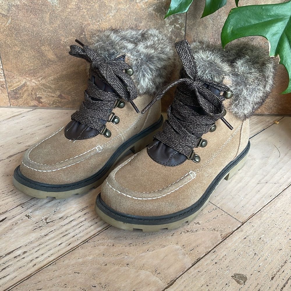 Roxy Bruna women's combat boot in a tan color with faux fur lining. Size 6
